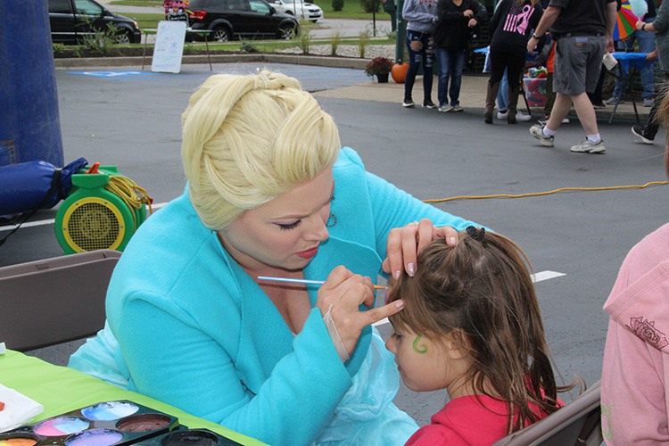 elsa painting kid's face